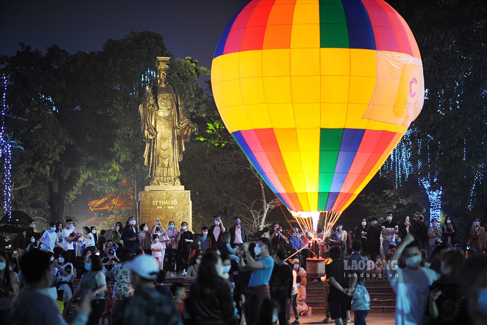 Rất đông người dân đã đến tham gia ngắm nhìn cận cảnh khinh khí cầu được trưng bày tại phố đi bộ. Khi đi vào hoạt động du khách sẽ được trải nghiệm bay lên cùng khinh khí cầu ngắm nhìn Hà Nội.