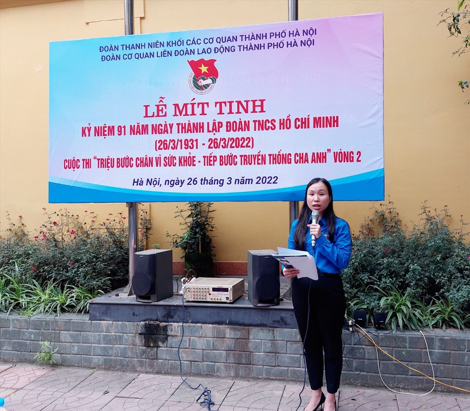 Bí thư Đoàn Thanh niên cơ quan Trần Thị Tuyết Lý đọc diễn văn tại lễ kỷ niệm. Ảnh: Ngọc Ánh