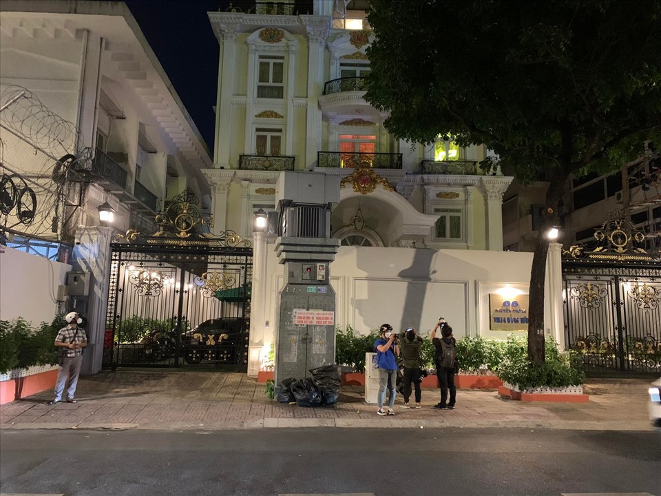 Tối 24.3, rạng sáng 25.3, Công an TPHCM đã đồng thời khám xét tại 2 căn nhà của bà Nguyễn Phương Hằng, thu nhiều tài liệu quan trọng. Ảnh: CTV
