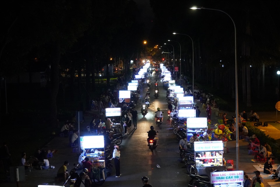 Tại đường Đặng Văn Sâm (quận Phú Nhuận, TPHCM), vào khoảng thời gian từ 5h chiều đến khoảng 1h sáng ngày hôm sau, hàng trăm chiếc xe bán hàng rong thường xuất hiện trên đoạn đường này để tụ tập buôn bán.