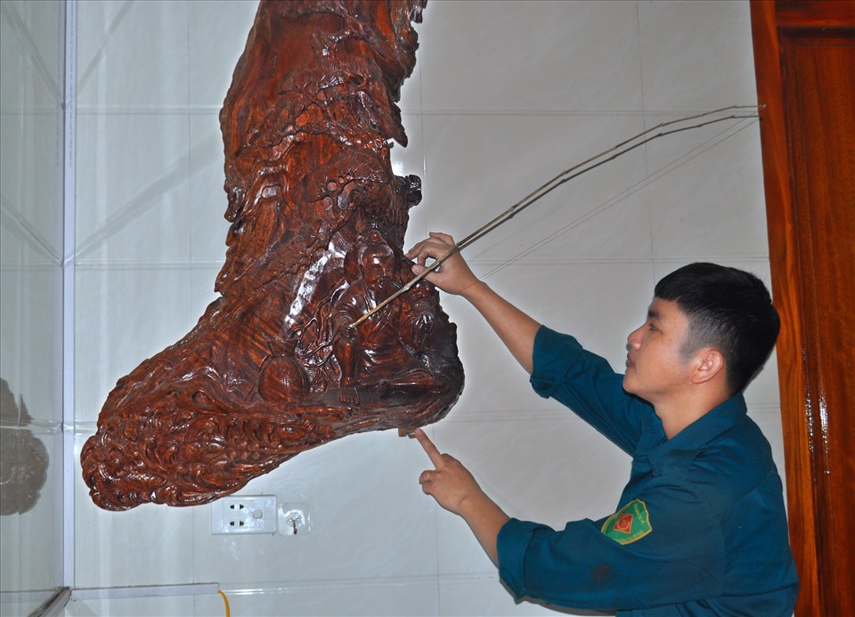 Được biết, trong thời gian tới, xưởng điêu khắc của Tuấn Anh dự định sẽ cho ra mắt tác phẩm tranh bát mã bằng gốc cây gỗ dổi, có chiều cao khoảng 2,35m, dài 5m, chiều rộng 2,2m, nặng khoảng 2.5 tấn. Ảnh: Một bức tranh gỗ treo tường sống động.