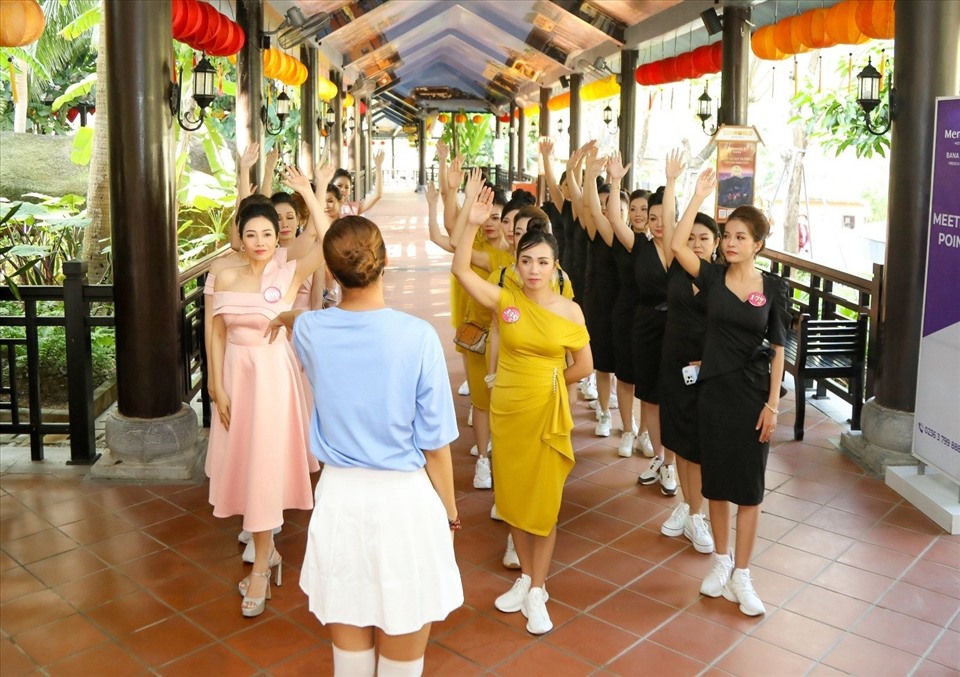 Các thí sinh tranh thủ tập luyện dưới sự dẫn dắt chuyên nghiệp của siêu mẫu Lại Lan Hương.