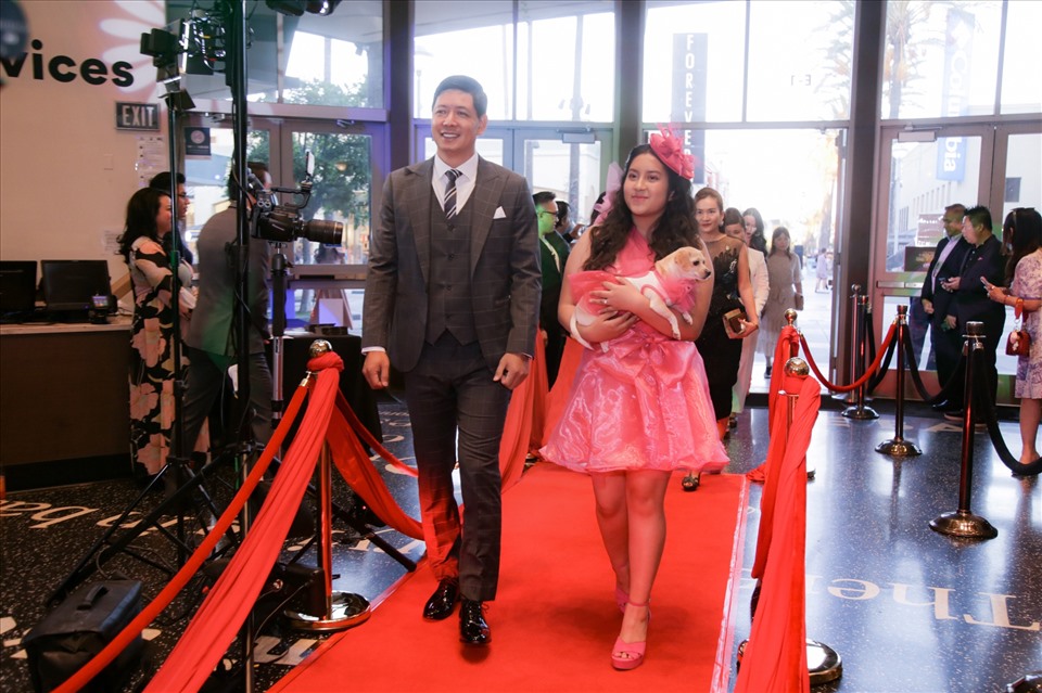 Phim điện ảnh “Sám hối” chính thức được công chiếu tại AMC Orange 30, một trong những hệ thống rạp chiếu phim lớn nhất ở Mỹ. Góp mặt tại sự kiện là dàn diễn viên chính gồm Bình Minh, Angelina Raja, Ramani Raja… cùng nhiều khách mời nổi tiếng như: Hồng Đào, Phương Thanh, Trizzie Phương Trinh, Mai Thu Huyền… Bình Minh cùng diễn viên Angelina Raja sải bước tại sự kiện. Trong khi nam người mẫu diện vest lịch lãm, sao nhí gốc Việt gây ấn tượng bởi trang phục trẻ trung, bế cả cún cưng lên thảm đỏ.