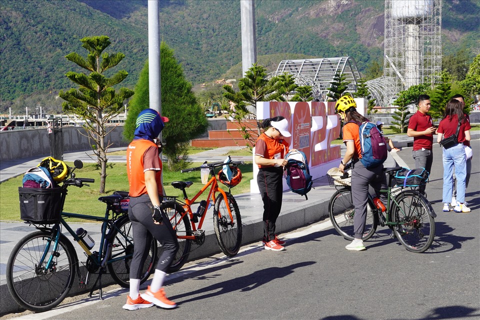 Nhiều du khách cũng mang theo xe đạp để có thể vừa di chuyển, vừa rèn luyện sức khỏe trong thời gian ở huyện đảo. Ảnh: T.A