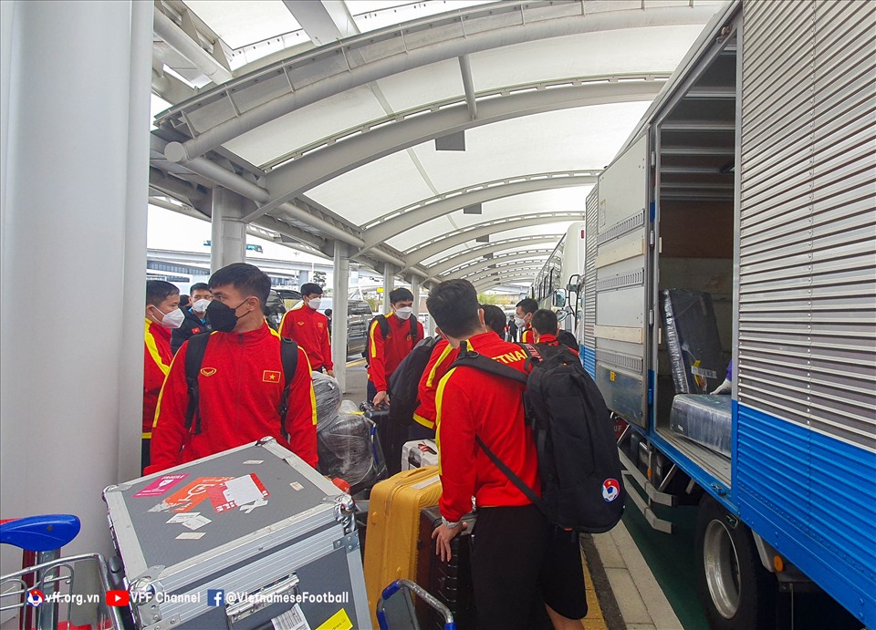Nước chủ nhà bố trí 2 xe buýt và 1 xe tải cỡ lớn phục vụ đội tuyển Việt Nam. Ảnh: VFF