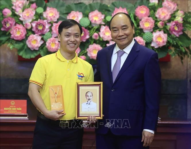 Chủ tịch nước tặng chân dung Chủ tịch Hồ Chí Minh cho đoàn viên thanh niên tiêu biểu.