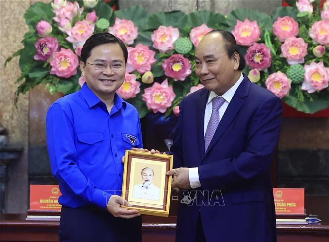 Chủ tịch nước tặng chân dung Chủ tịch Hồ Chí Minh cho Bí thư thứ nhất Trung ương Đoàn Nguyễn Anh Tuấn.
