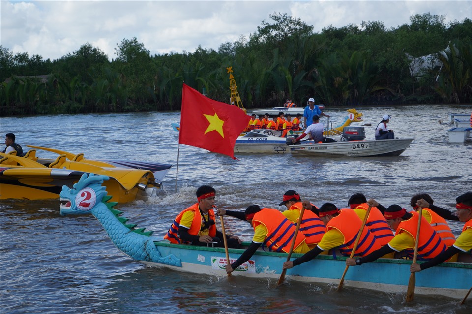 Sáng 26.3, tại bến du thuyền Nam Saigon (Quận 7), Sở Văn hóa Thể thao TP Hồ Chí Minh phối hợp cùng Ủy ban nhân dân Quận 7 tổ chức Giải đua thuyền truyền thống TP Hồ Chí Minh năm 2022. Giải thu hút 500 vận động viên tham gia tranh tài ở các nội dung.