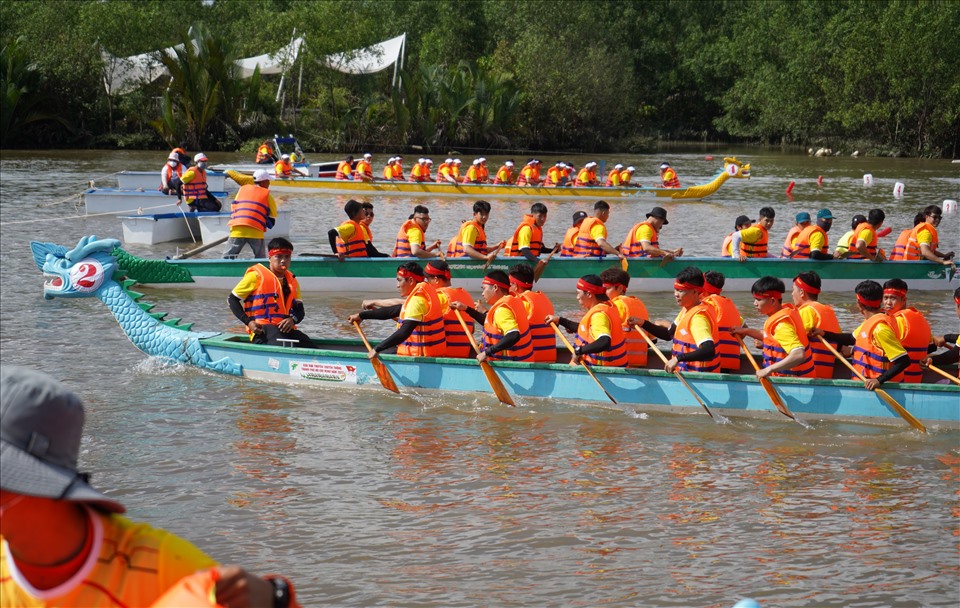 Giải đua thuyền truyền thống TP Hồ Chí Minh năm 2022 được tổ chức hàng năm để thúc đẩy phong trào thể dục thể thao tại địa bàn.
