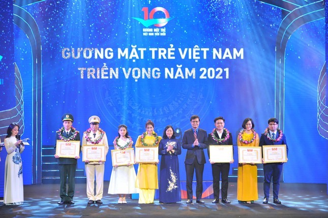 Trưởng ban Dân vận T.Ư Bùi Thị Minh Hoài trao giải thưởng các gương mặt trẻ Việt Nam triển vọng năm 2021.