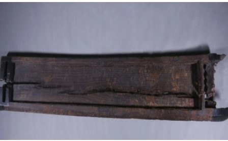 Cây đàn zheng dài nhất từng được khai quật trong lăng mộ quý tộc nhà Chu. Ảnh chụp màn hình