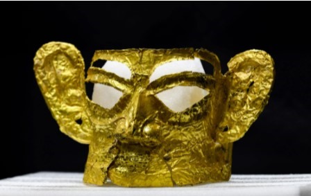 Mặt nạ vàng ở di chỉ Tam Tinh Đôi - báu vật khảo cổ Trung Quốc. Ảnh: Tân Hoa Xã