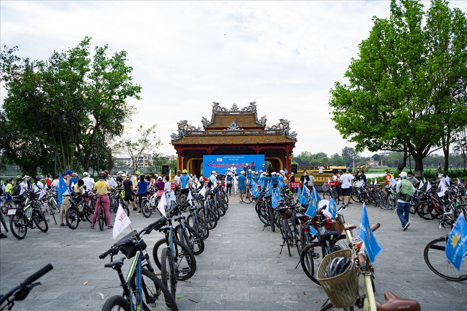 Sau nghi thức phát động chương trình tại sân Nghinh Lương Đình, đoàn người đạp xe đã đi qua nhiều tuyến đường và các điểm di tích ở TP. Huế.