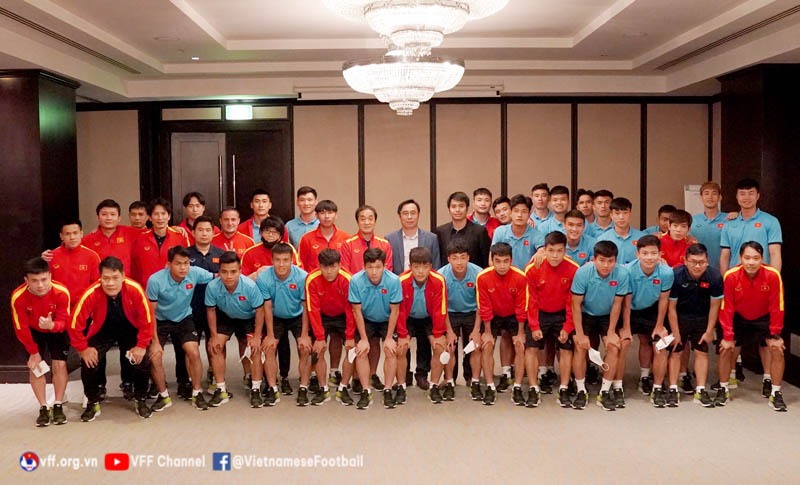 Đại diện Đại sứ quán Việt Nam tại UAE đến thăm, tặng quà động viên U23 Việt Nam trước trận gặp U23 Croatia. Ảnh: VFF
