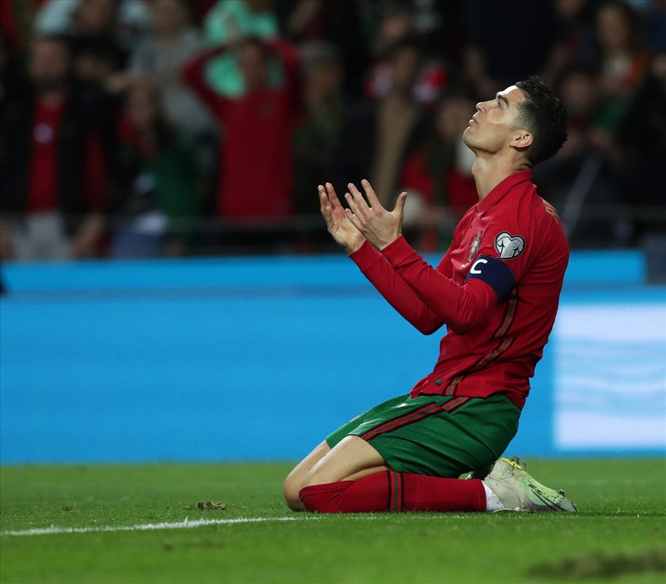 Ronaldo nuối tiếc với pha trượt chân khi chuẩn bị nhận được treo bóng ngon ăn của đồng đội. Ảnh: AFP