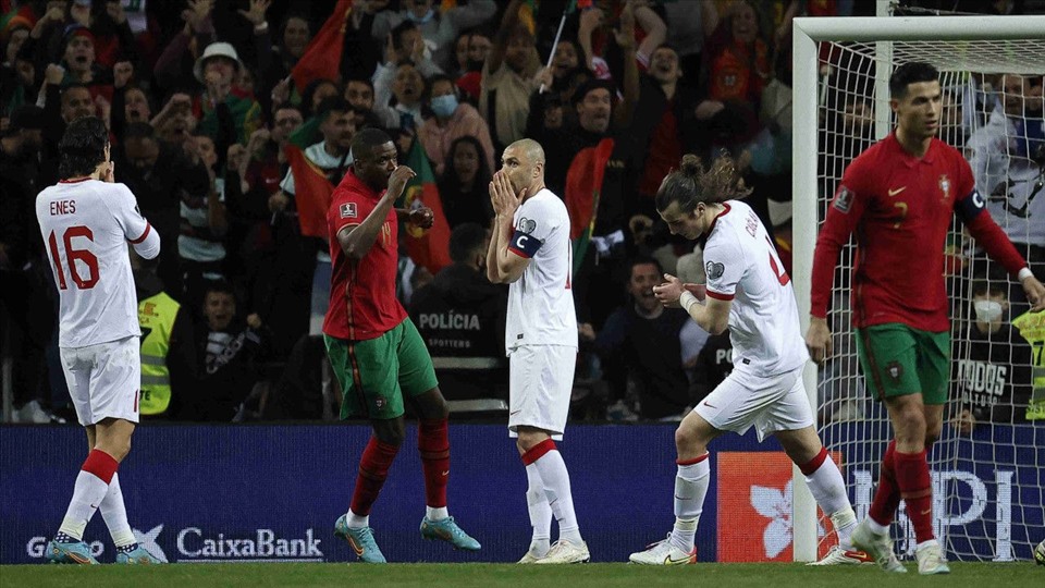 Ronaldo đã dự đoán đúng hướng sút của Yilmaz. Ảnh: AFP
