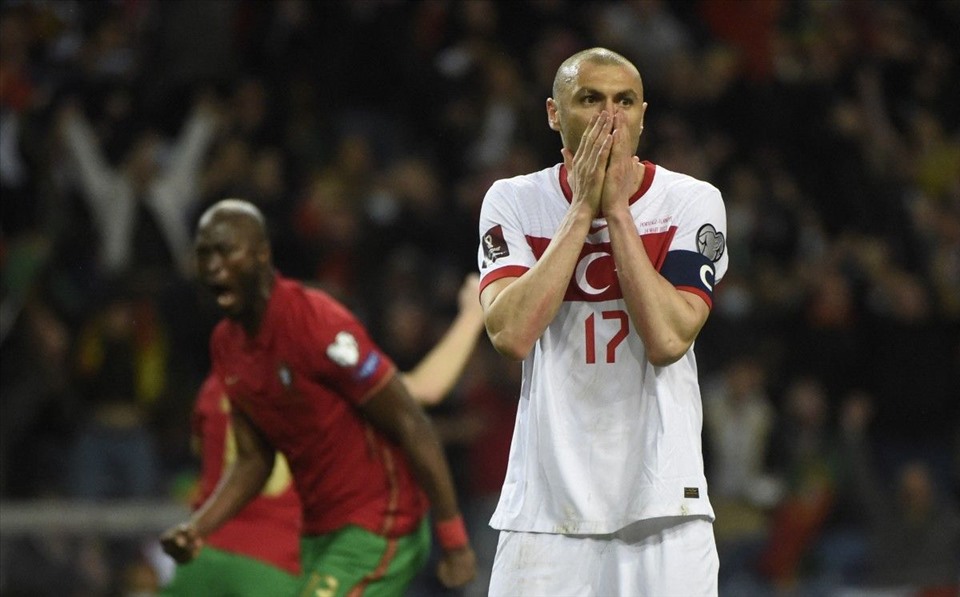 Đội trưởng Yilmaz đã tuyên bố từ giã tuyển Thổ Nhĩ Kỳ sau trận đấu. Ảnh: UEFA
