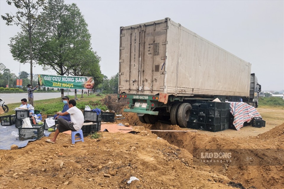 Về phía chính quyền phường Bắc Sơn cho biết, việc chủ đầu tư đào đường rãnh ngăn cản các phương tiện ra vào diện tích đất của đơn vị đang quản lý nhằm mục đích bảo quản mặt bằng.
