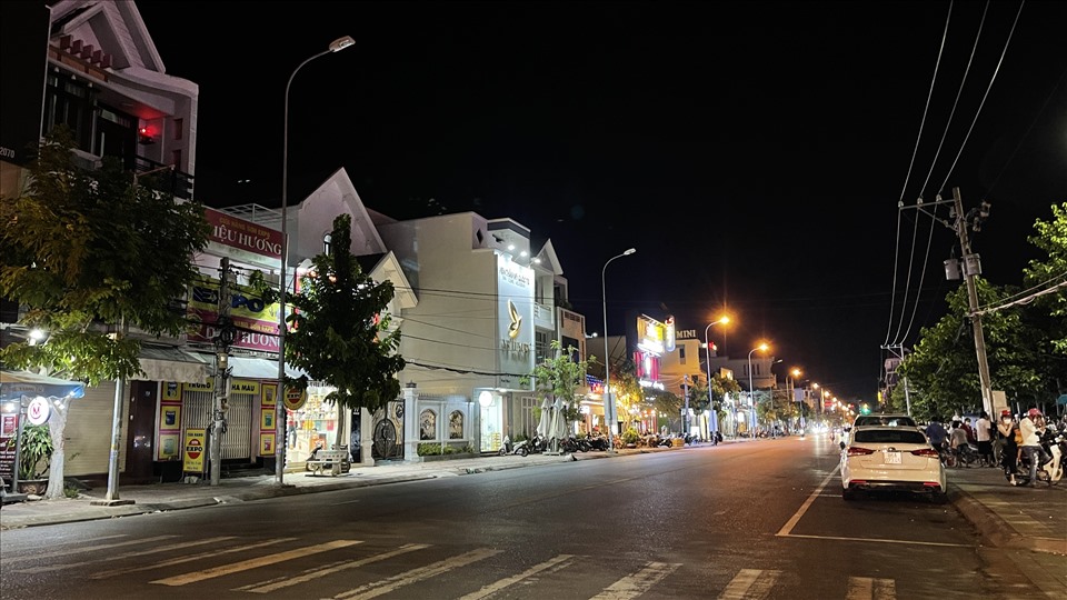 Tắt giảm đèn chiếu sáng trên đường Võ Văn Kiệt, TP.Phan Thiết. Ảnh: DT