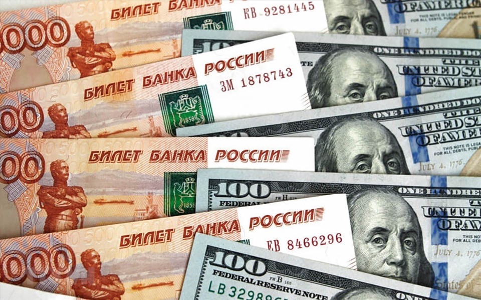 Đồng rúp tăng giá so với USD sau thông báo của Tổng thống Putin. Ảnh: Getty