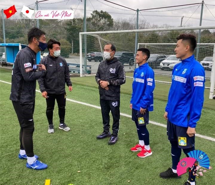 Bùi Ngọc Long và Nguyễn Văn Sơn tự tin giao tiếp với các huấn luyện viên của Azul Claro Numazu. Ảnh: Azul Claro Numazu
