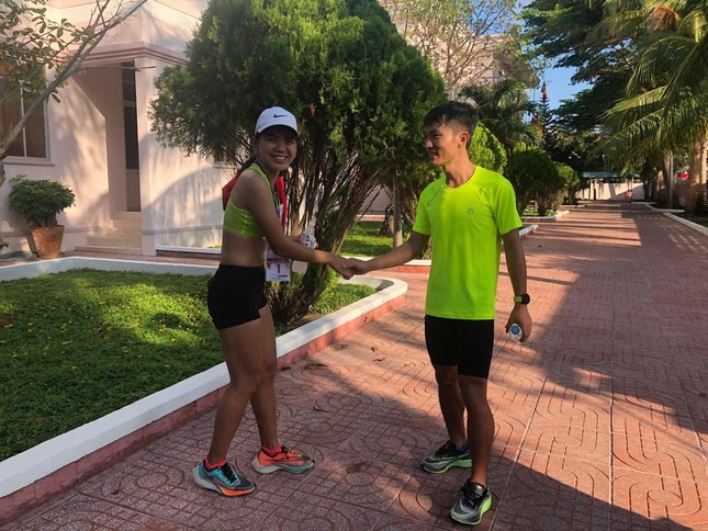 Hoàng Nguyên Thanh chúc mừng người đồng đội Ngọc Hoa vô địch nội dung marathon tuyển nữ. Ảnh: Như Ý