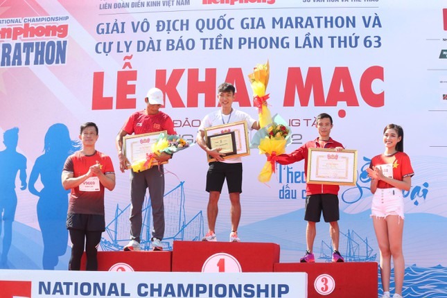Hoàng Nguyên Thanh (vô địch), Lê Văn Tuấn (Á quân) và Lê Tấn Hi (huy chương đồng)  trên bục nhân huy chương tại Tiền Phong Marathon 2022. Ảnh: Như Ý