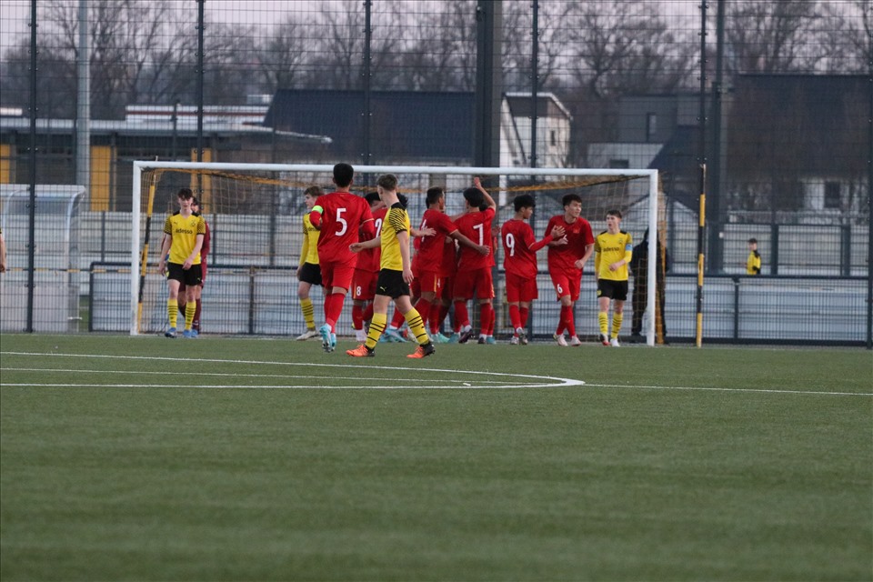 Đội tuyển Việt Nam thi đấu khởi sắc trước U16 Dortmund. Ảnh: VFF