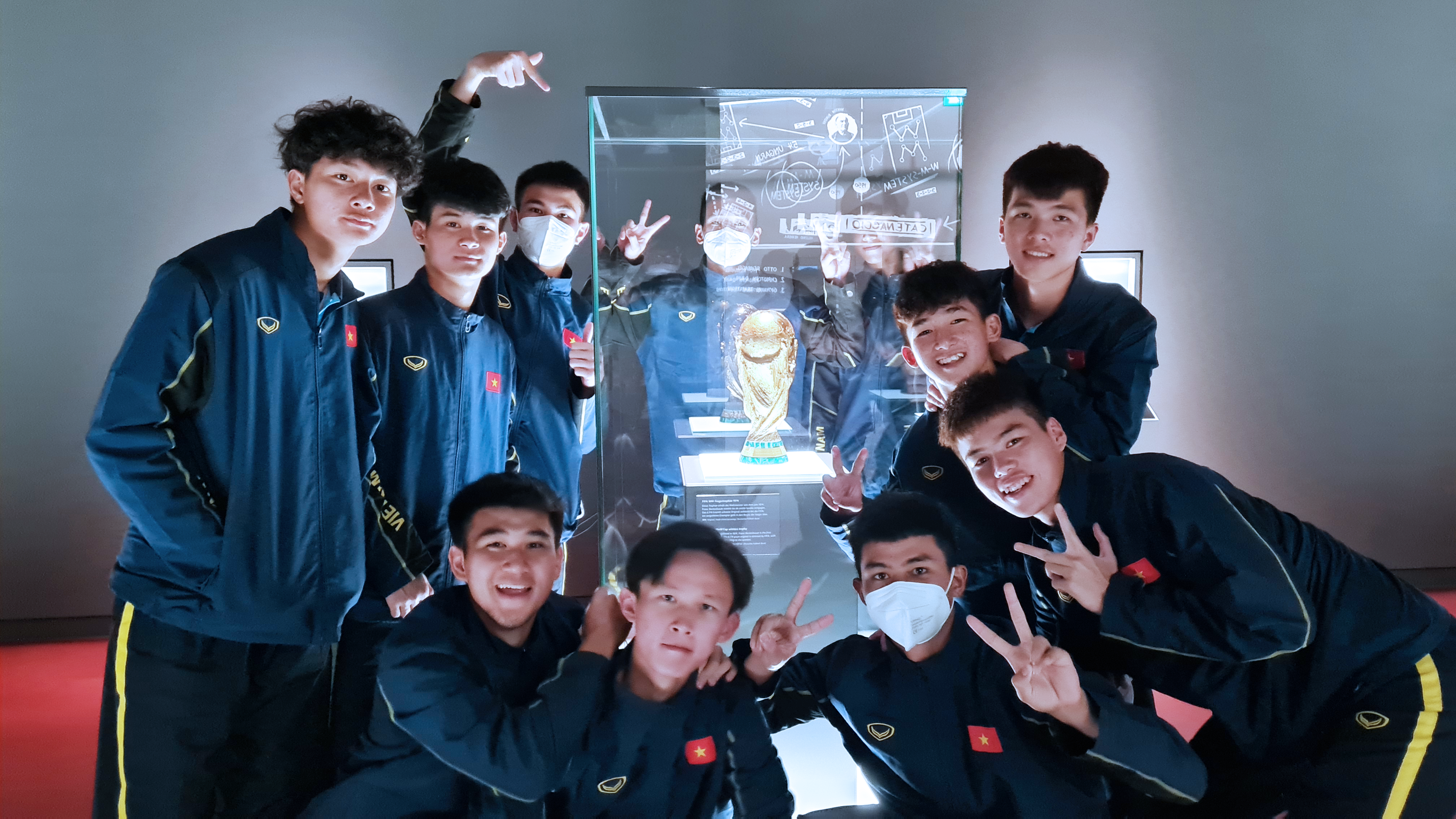 Các cầu thủ U17 Việt Nam thích thú tìm hiểu về bóng đá Đức. Ảnh: VFF