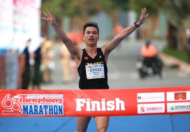 Đỗ Quốc Luật vô địch 8 năm liên tiếp tại Tiền Phong Marathon 2022. Ảnh: Như Ý