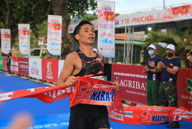 Vân động viên Nguyễn Văn Lai xuất sắc giành huy chương vàng cự ly 21km nam tuyển. Ảnh: Như Ý