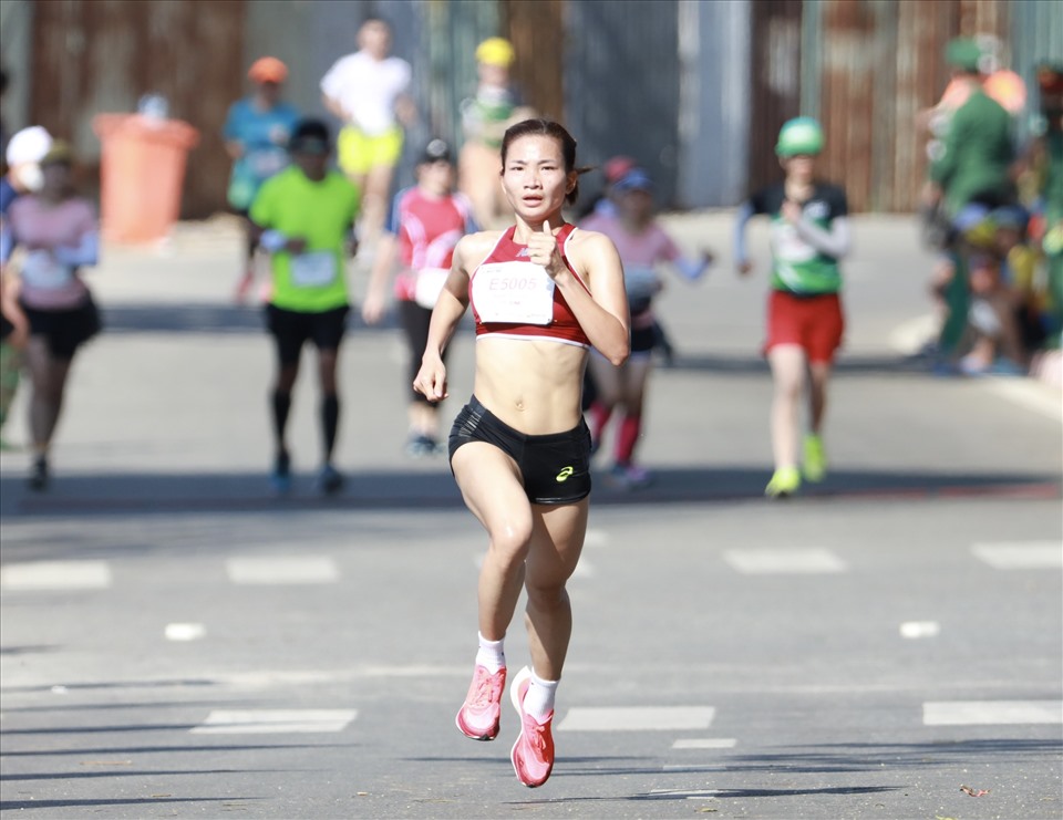 Chân chạy Nguyễn Thị Oanh vô địch cự ly 5km nữ tuyển tại Tiền Phong Marathon 2022. Ảnh: Như Ý