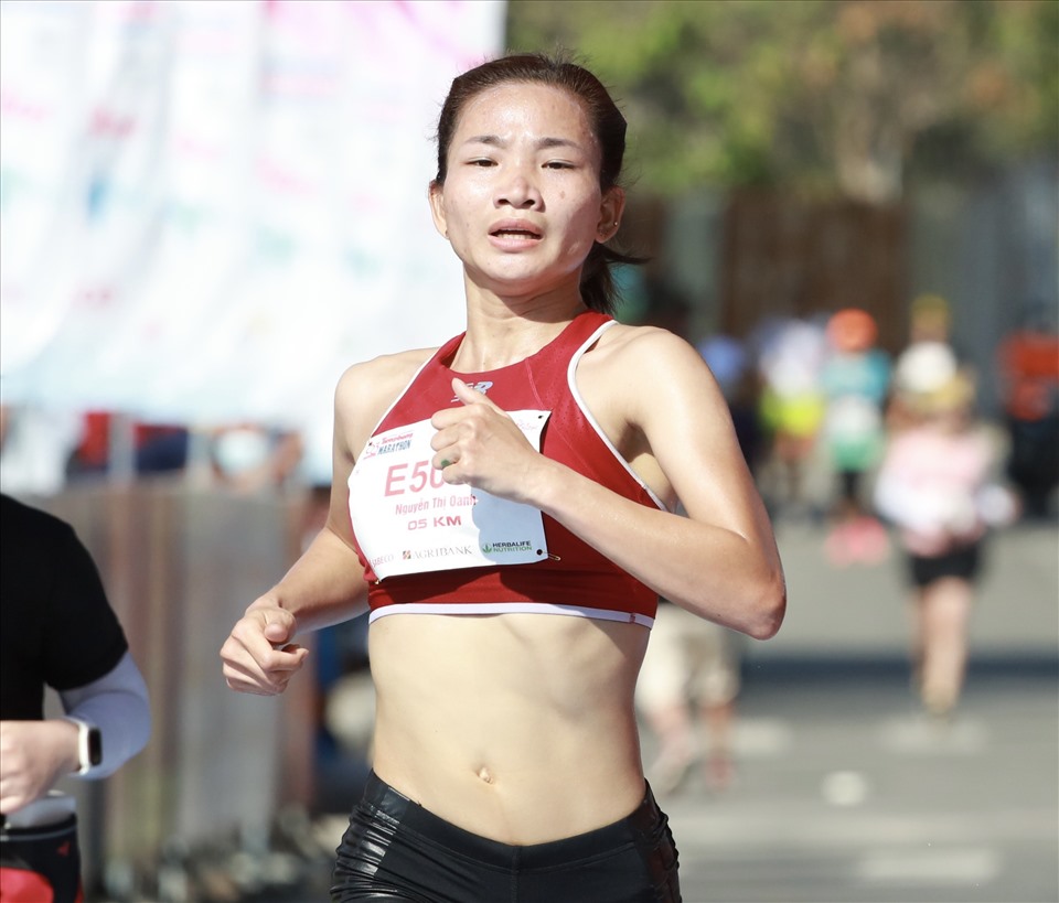 Chân chạy Nguyễn Thị Oanh vô địch cự ly 5km nữ tuyển tại Tiền Phong Marathon 2022. Ảnh: Như Ý
