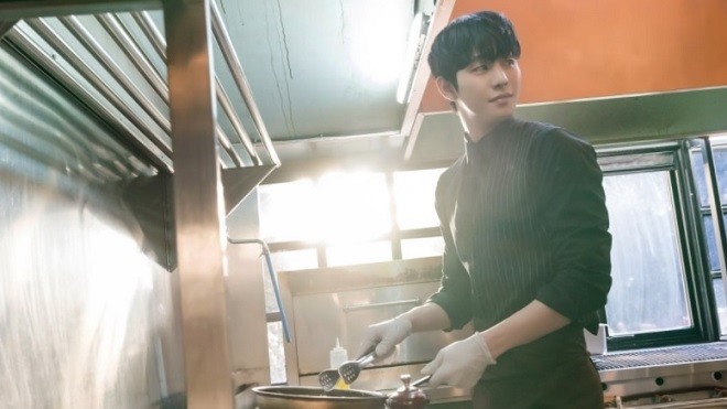 Giám đốc Kang Tae Moo đích thân vào bếp nấu ăn cho Shin Ha Ri ở tập 9. Ảnh: SBS.