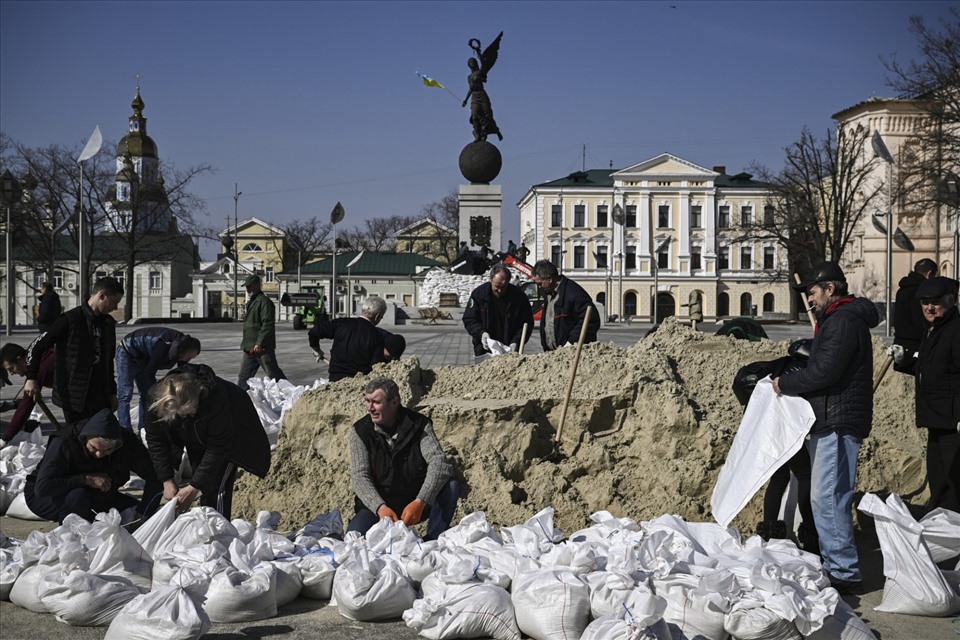 Nhân viên thành phố Kharkiv đổ cát vào túi để bảo vệ các di tích khỏi các cuộc tấn công, ngày 26.3.2022. Ảnh: AFP
