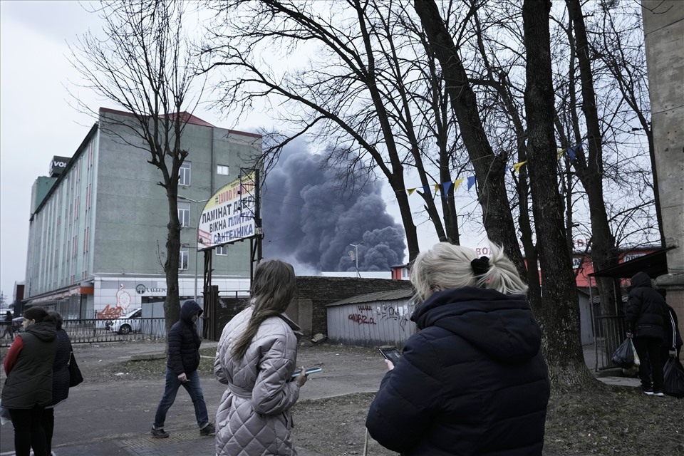 Lviv bị tấn công ngày 26.3.2022. Ảnh: AP