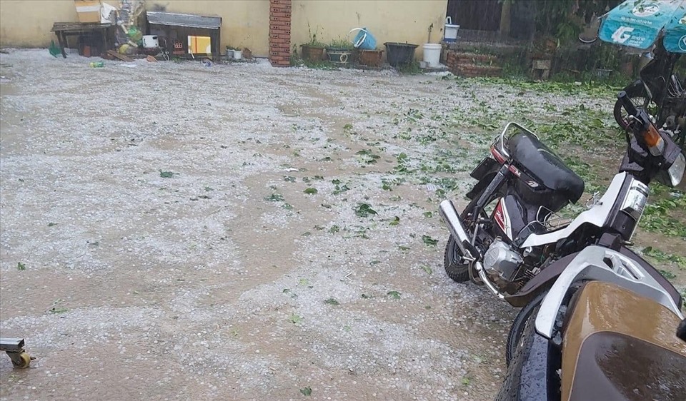 Mưa đá rơi trắng một góc sân tại Đà Lạt.