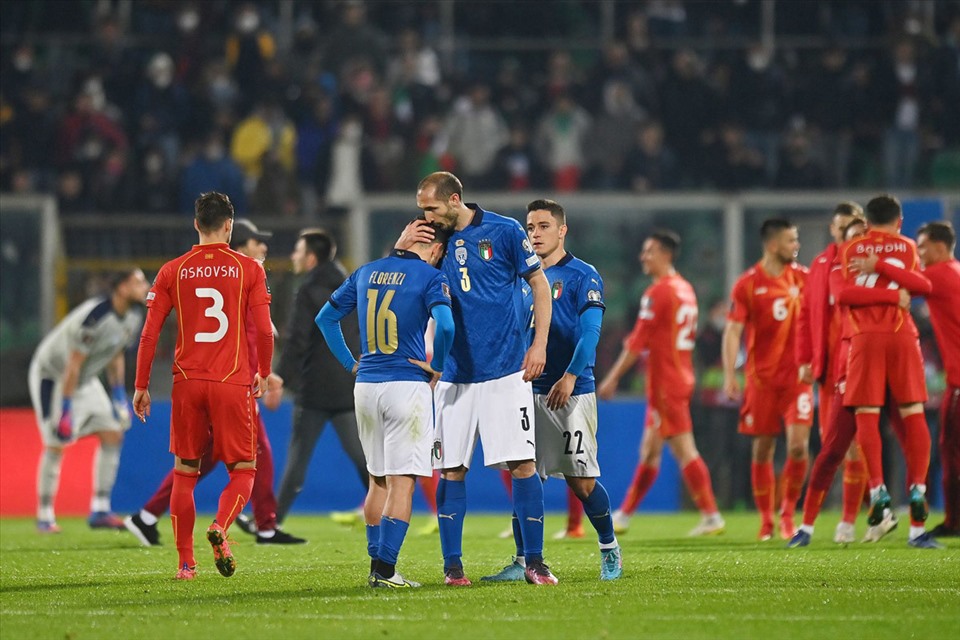 Italia đã rơi xuống đáy vực sâu sau khi bay cao ở EURO 2020. Ảnh: UEFA