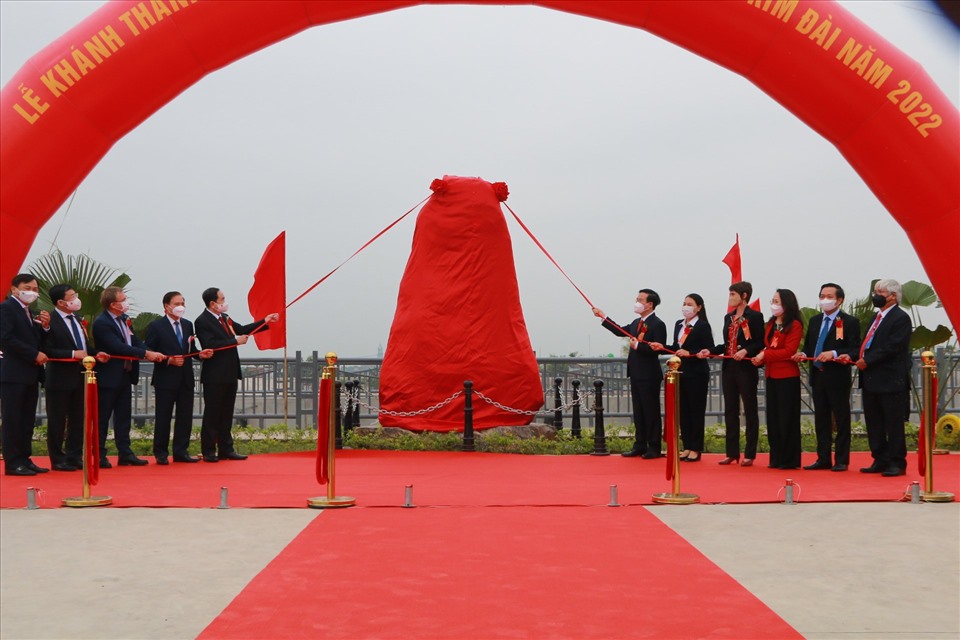 Các đại biểu cắt băng khánh thành Dự án âu Kim Đài và gắn biển công trình chào mừng kỷ niệm 30 năm tái lập tỉnh Ninh Bình. Ảnh: NT