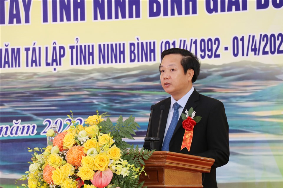 Ông Phạm Quang Ngọc - Chủ tịch UBND tỉnh Ninh Bình phát biểu tại lễ khởi công tuyến đường kết nối Đông - Tây tỉnh Ninh Bình. Ảnh: NT