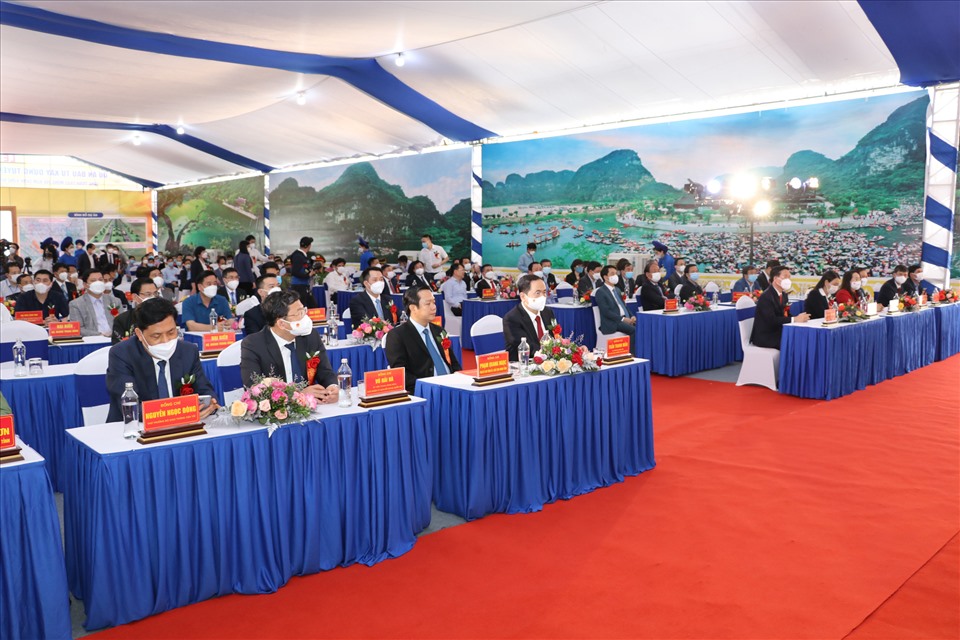 Các đại biểu dự lễ khởi công tuyến đường Đông - Tây Ninh Bình giai đoạn I. Ảnh: NT