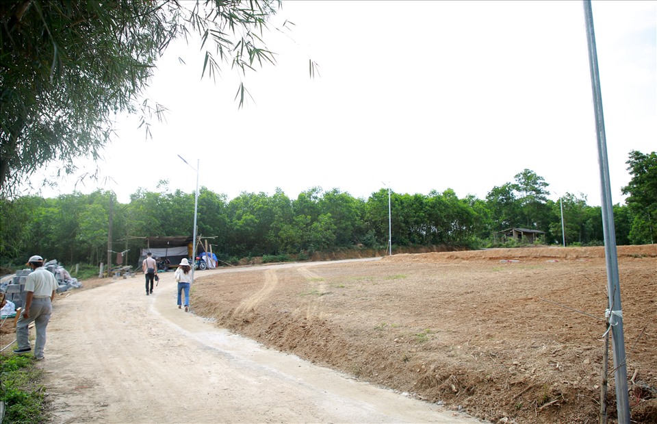 Từ một lô đất lớn ở vùng ven huyện huyện Triệu Phong có ít đất ở, các chủ đất tự chia làm các thửa đất nhỏ, đổ thêm đường và san ủi để rao bán. Ảnh: Hưng Thơ.