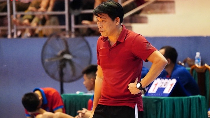 Huấn luyện viên Thái Thanh Tùng và tuyển bóng chuyền nữ Việt Nam đang nỗ lực chuẩn bị cho SEA Games 31. Ảnh: WTT