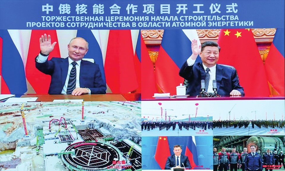 Tổng thống Nga Vladimir Putin và Chủ tịch Trung Quốc Tập Cận Bình chứng kiến lễ khởi công 4 lò phản ứng hạt nhân tiên tiến chạy bằng công nghệ hạt nhân thế hệ thứ ba của Nga tại Trung Quốc, ngày 19.5.2021. Ảnh: Xinhua