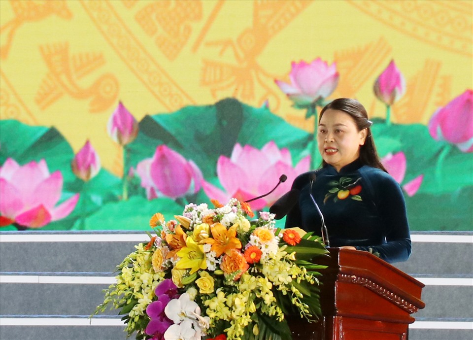 Bà Nguyễn Thị Thu Hà, Ủy viên Trung ương Đảng, Bí thư Tỉnh ủy Ninh Bình trình bày diễn văn khai mạc lễ kỷ niệm. Ảnh: NT