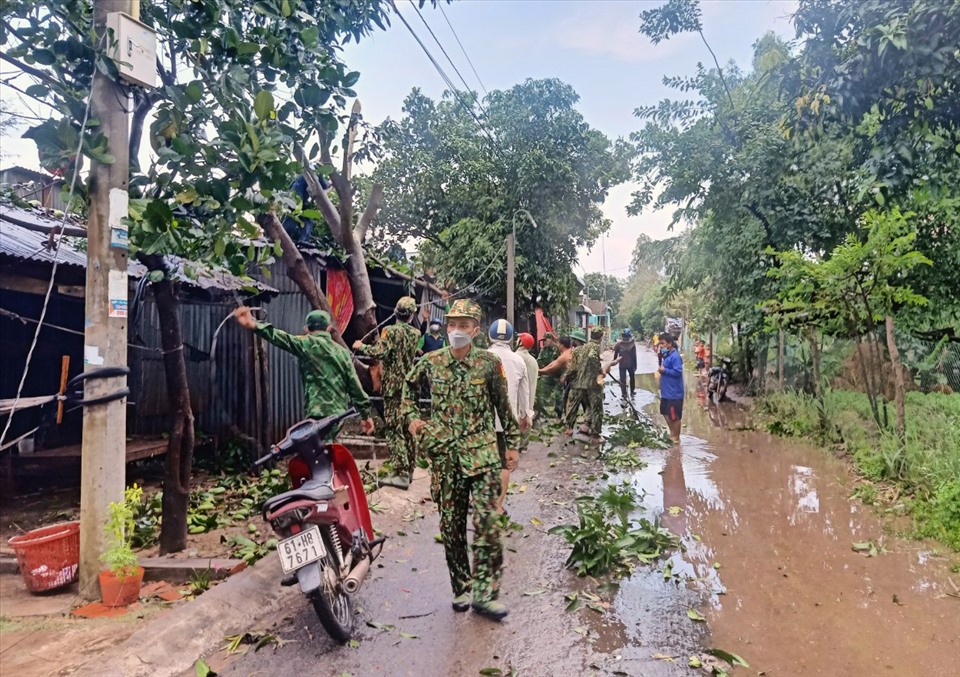 Bộ đội Biên phòng tỉnh An Giang tổ chức giúp dân khắc phục hậu quả mưa giông. Ảnh CK
