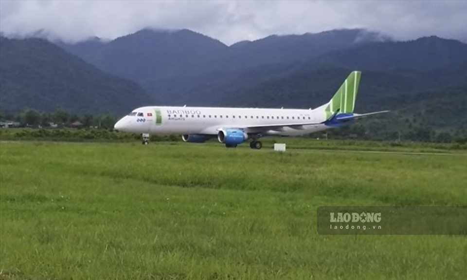 Máy bay Embraer xuất hiện trên cánh đồng Mường Thanh.