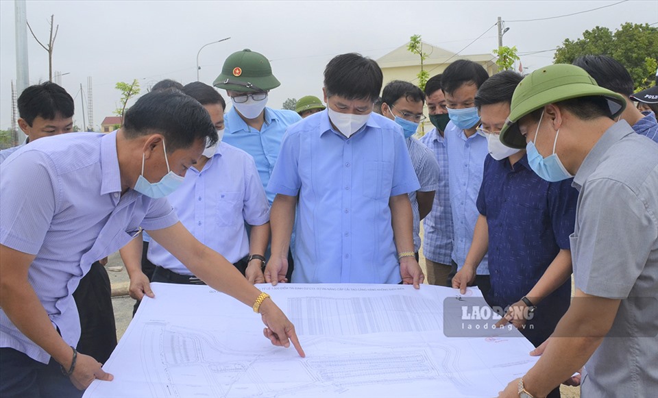 Ông Lê Thành Đô - Chủ tịch UBND tỉnh Điện Biên (người ở giữa) kiểm tra công tác giải phóng mặt bằng.