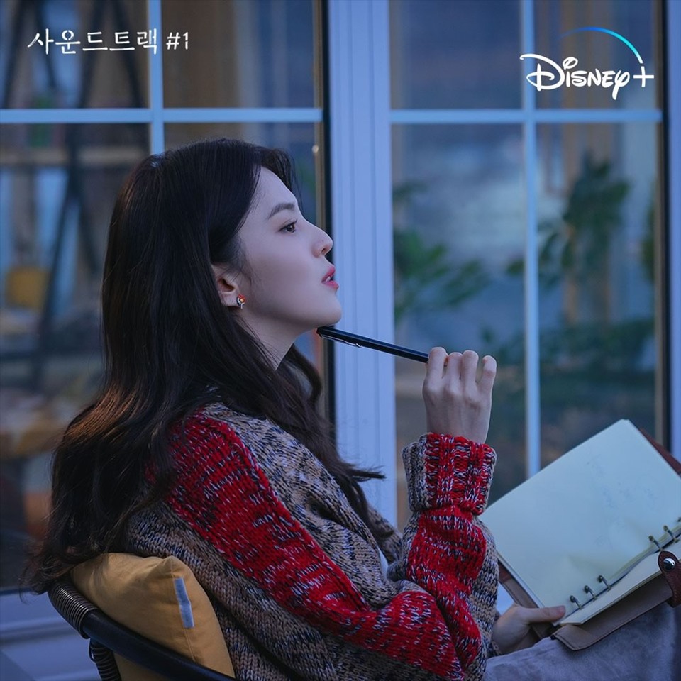 Han So Hee vào vai một nhạc sĩ đang gặp khó khăn trong việc sáng tác một ca khúc về tình đơn phương (Ảnh: Soompi)