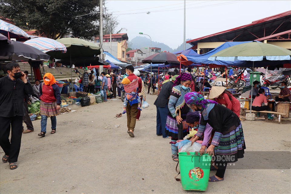Chợ phiên Bắc Hà tại thị trấn Bắc Hà, huyện Bắc Hà, tỉnh Lào Cai nổi tiếng với những vẻ nguyên sơ, mộc mạc và mang đậm nét đặc trưng của các dân tộc vùng cao Việt Nam.